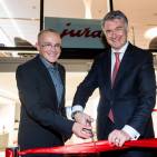 Per Ribbon Cut eröffneten Horst Nikolaus und Store-Leiter Kevin Sinclair den JURA Store in den Hamburger Alsterarkaden.