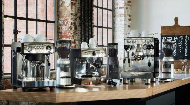 Seit 2009 ist Graef im Kaffeemarkt aktiv. Im Portfolio der „CoffeeKitchen“ gibt es hochwertige Siebträger und Filterkaffeemaschinen sowie sprichwörtlich ausgezeichnete Kaffeemühlen.