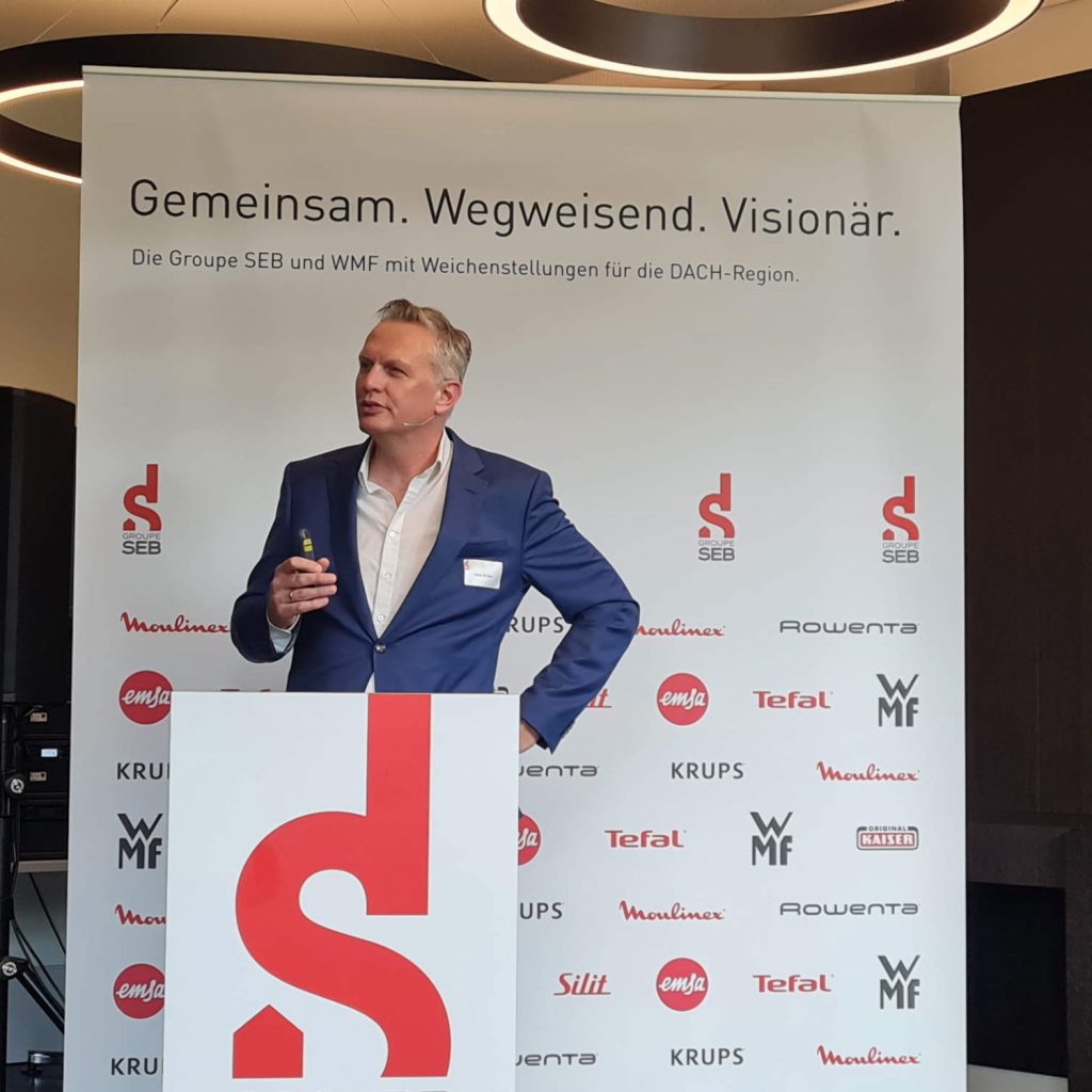 Fenno De Boer ist seit Anfang 2024 als Vice President Sales bei Groupe SEB für die WMF Consumer GmbH tätig. Zuvor leitete er den Vertrieb bei Groupe SEB Deutschland und ist seither Teil des Management Teams der Groupe SEB DACH.
