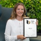 Beurer Marketingleiterin Kerstin Glanzer nahm die Auszeichnung entgegen zum German Brand Award entgegen.