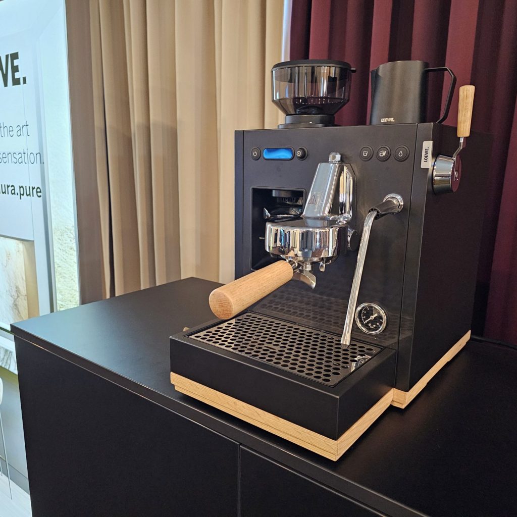 Das Design der Espresso-Siebträger-Maschine „aura.pure“, aufgenommen anlässlich der Roadshow in Berlin, besticht mit edlen Echtholz-Akzenten. Foto: G. Wagner