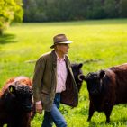 Dr. Ludwig Veltmann auf der Weide mit seinen Galloway-Rindern in Mechernich-Kommern. Fotos: Leo Sell