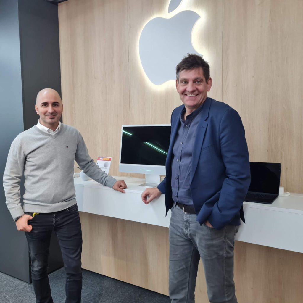 Apple ist direkt am Eingang präsent: Ralf Gassner (r.) und Marco Incantalupo.
