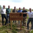 Hailo spendet Bäume für Burbach: (v.l.n.r.:) Stephan Müller (Hailo), Christopher Förster, Burbacher Waldgenossenschaft, Elmar Wulf, verantwortlicher Förster, Josef Mitterfellner, Waldgenossenschaft Burbach, Wolfgang Kretz (Hailo) und Hailo-Geschäftsführer Jörg Lindemann.