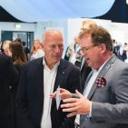 Prominenter Besuch bei Midea: Ralph Kobsik (r.) erläutert Kai Wegner, Regierender Bürgermeister von Berlin, die Strategie des Unternehmens. Fotos: Midea