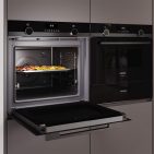 Der neue Siemens iQ500 Backofen ist mit zahlreichen intelligenten Features ausgestattet, die Nutzern während des gesamten Zubereitungsprozesses unterstützen. Fotos: Siemens