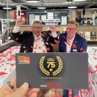 Chapeau EK Retail: electroplus eröffnete jetzt in Bargteheide den 75. Standort. Rainer Herold (Regional Sales Manager, EK Retail, links) und Marvin Timm (Teamleiter, Elektro Timm) haben allen Grund für „Emotion pur“. Fotos: EK retail, R. Herold