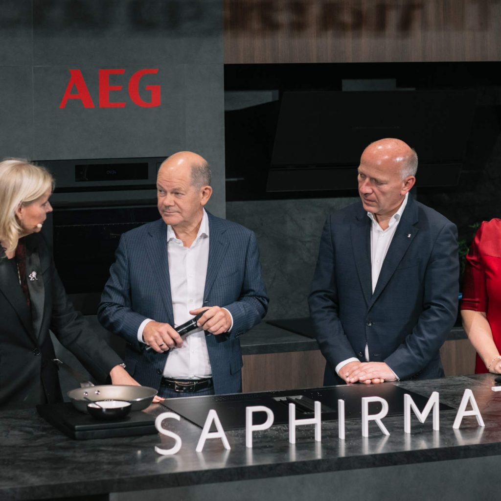 Der Bundeskanzler bei AEG: Im Zentrum des Interesses stand die Weltpremiere der neuen AEG Küchenlinie, die mit KI-unterstütztem Kochen, markantem Design und herausragender Energieeffizienz neue Maßstäbe setzt. Beeindruckt zeigte sich die Delegation von der Präsentation des AEG SaphirMatt Induktionskochfelds. Begrüßt wurden die hochrangigen Gäste von Anna Ohlsson-Leijon (CEO Business Area Europe APMEA & Group Executive VP der Electrolux Group).