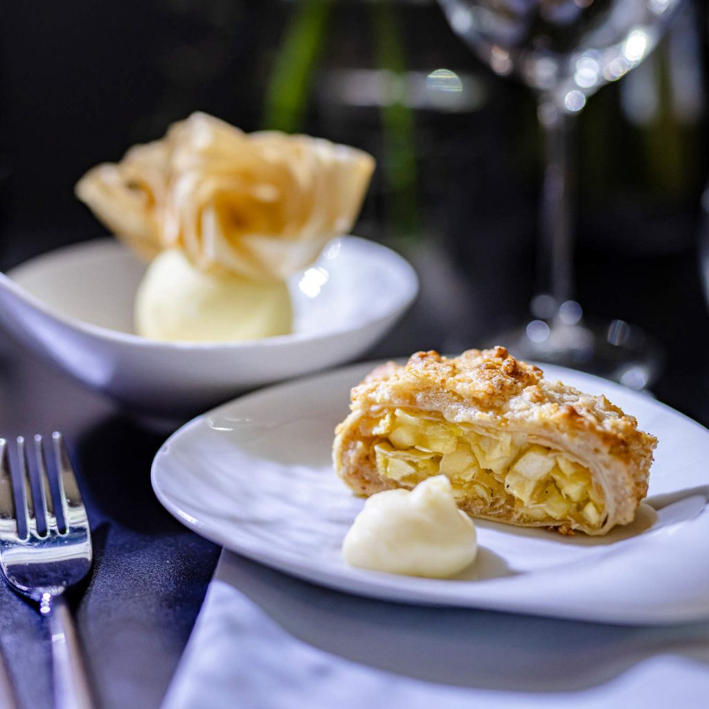 Das Finale: Lauwarmer Strudel mit Streuselkruste.