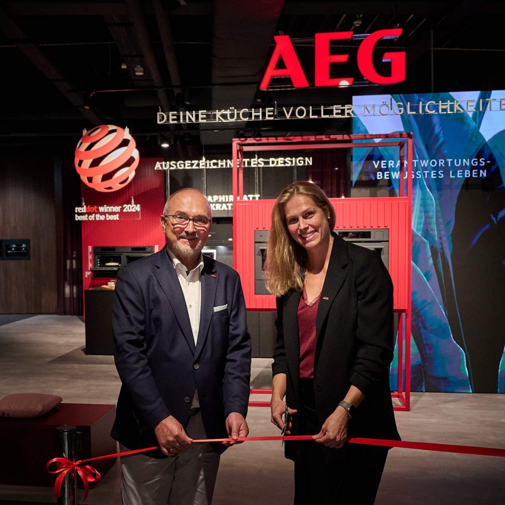 Eröffneten symbolisch das neue „Home of AEG“: Marketingleiterin Nina Wünsch und Ralf Birk (Vertriebsleiter Küchen- und Möbelhandel Electrolux DE/AT).