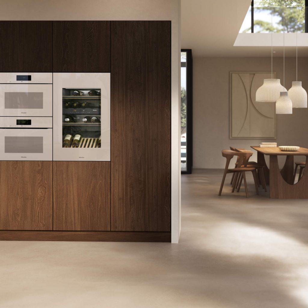 Pearlbeige ist ein Mix aus Beige und dezent schimmernden Grau. Im Bild zu sehen ist ein Geräteensemble aus der ArtLine Designlinie von Miele mit Dampfbackofen, Backofen mit Mikrowelle und großem Weintemperierschrank. 