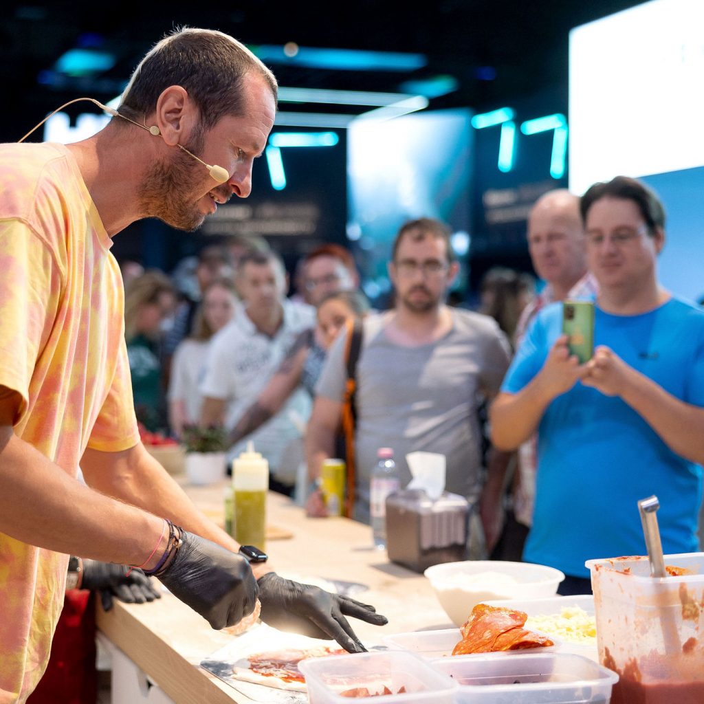 Ex-Handball-Profi Pascal Hens bereitete unter Beobachtung zahlreicher Fans mit Begeisterung Pizza zu und versorgte die Messebesucher mit knusprigen Kostproben.