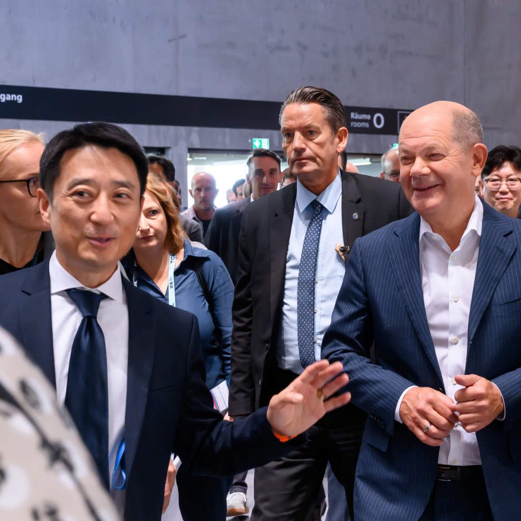 Seit 32 Jahren stellt Samsung seine Neuheiten auf der IFA vor. Dementsprechend ist es eine große Ehre für das Unternehmen, dass Bundeskanzler Scholz den Stand beim 100. Geburtstag der IFA besuchte. 