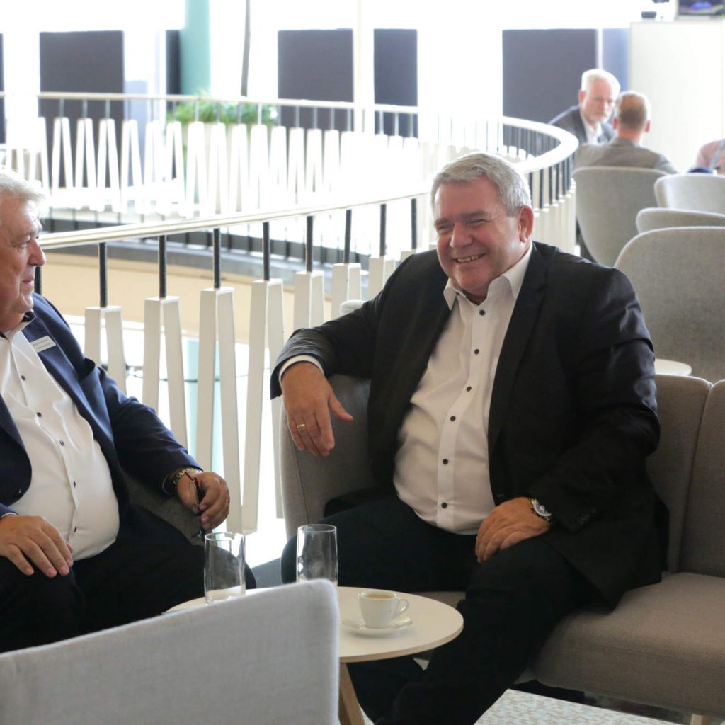 Entspannt im Dialog: Vertriebsleiter Torsten Schimkowiak (l.) und Vorstand Friedrich Sobol.