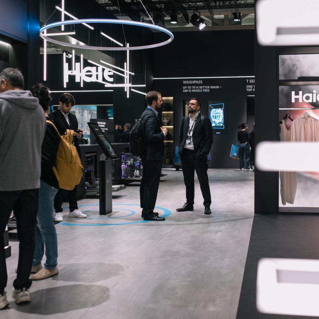 3.300 Quadratmeter groß und aufmerksamkeitsstark: Der Messestand von Haier auf der IFA.