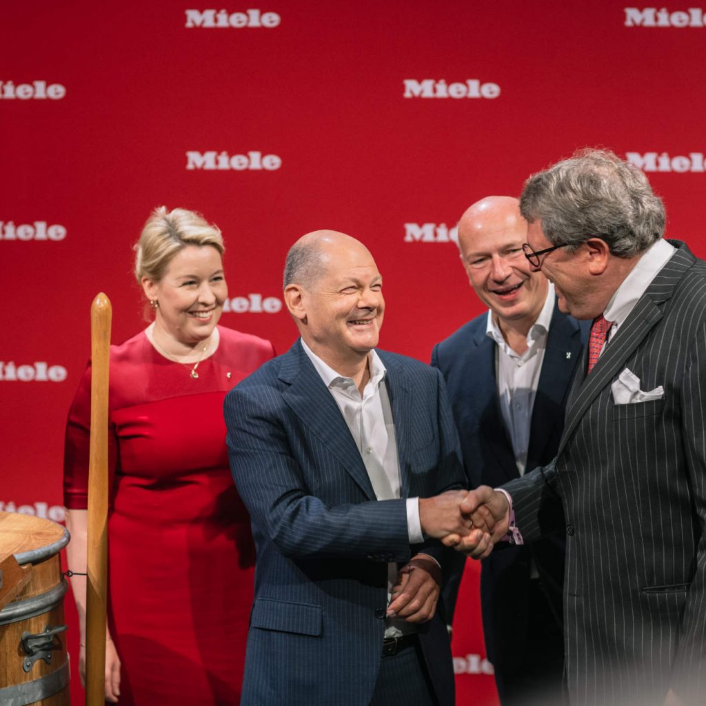 125 Jahre Miele, 100 Jahre IFA: Dr. Reinhard Zinkann (Geschäftsführender Gesellschafter) freut sich über den Besuch von Franziska Giffey, Olaf Scholz und Kai Wegner.