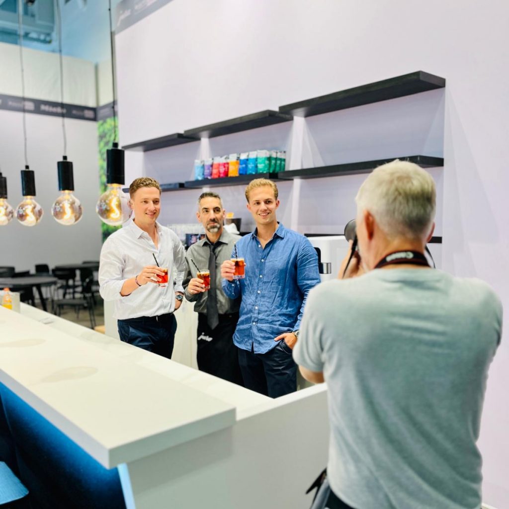 Die Schüller-Brüder Moritz (l.) und Lorin (r.) stellten auf dem Messestand der EK u.a. den Getränkekühler Beezer vor.