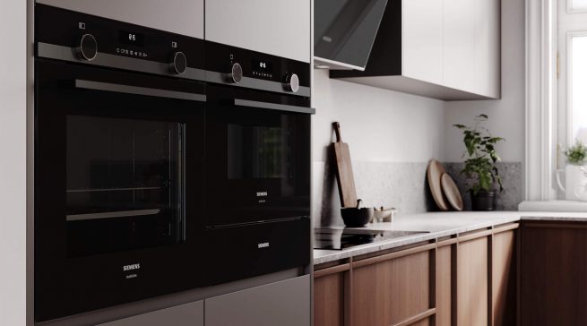 Das elegante Design des Siemens iQ500 Backofen vereint dunkles Glas mit gebürstetem, schwarzem Stahl und integriert sich perfekt in moderne Wohnwelten.