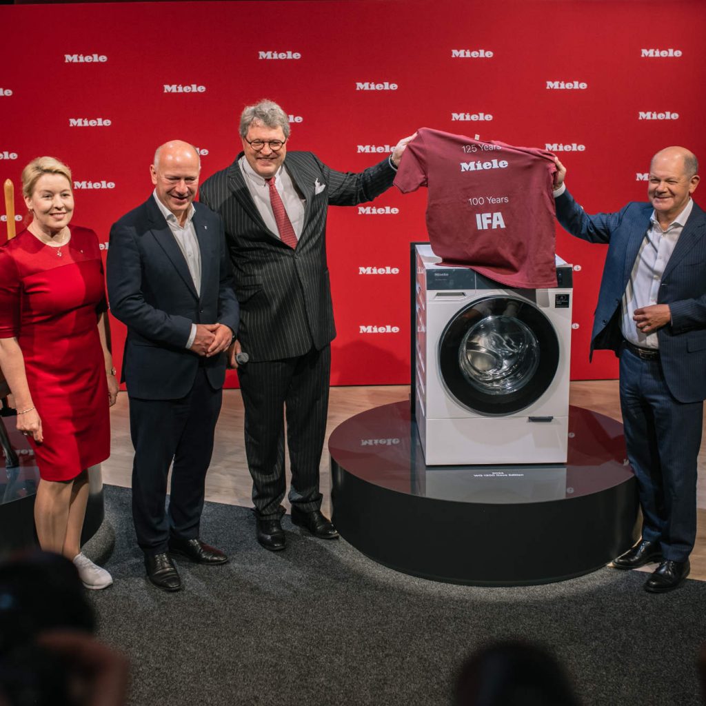 125 Jahre Miele, 100 Jahre IFA: Dr. Reinhard Zinkann (Geschäftsführender Gesellschafter) freut sich über den Besuch von Franziska Giffey, Olaf Scholz und Kai Wegner.