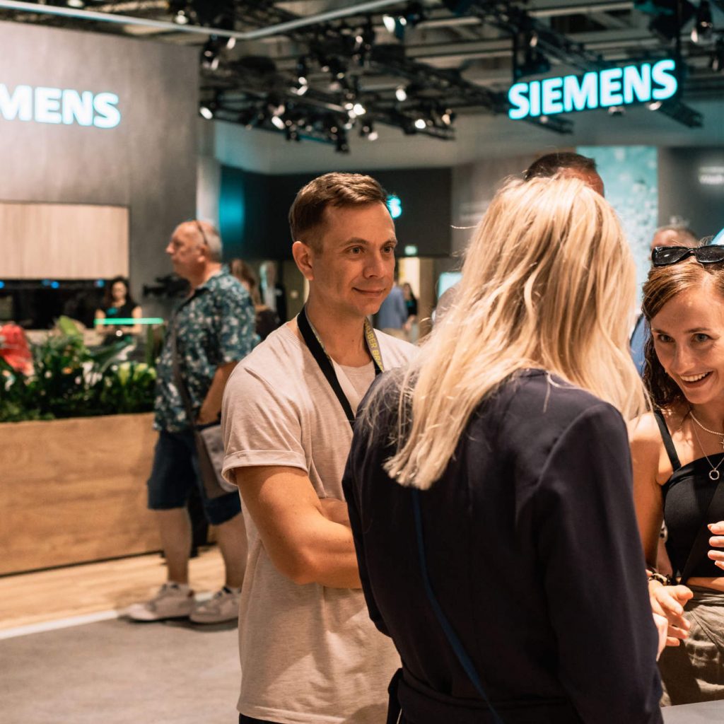 Entspanntes Messe-Feeling und Networking bei Siemens.