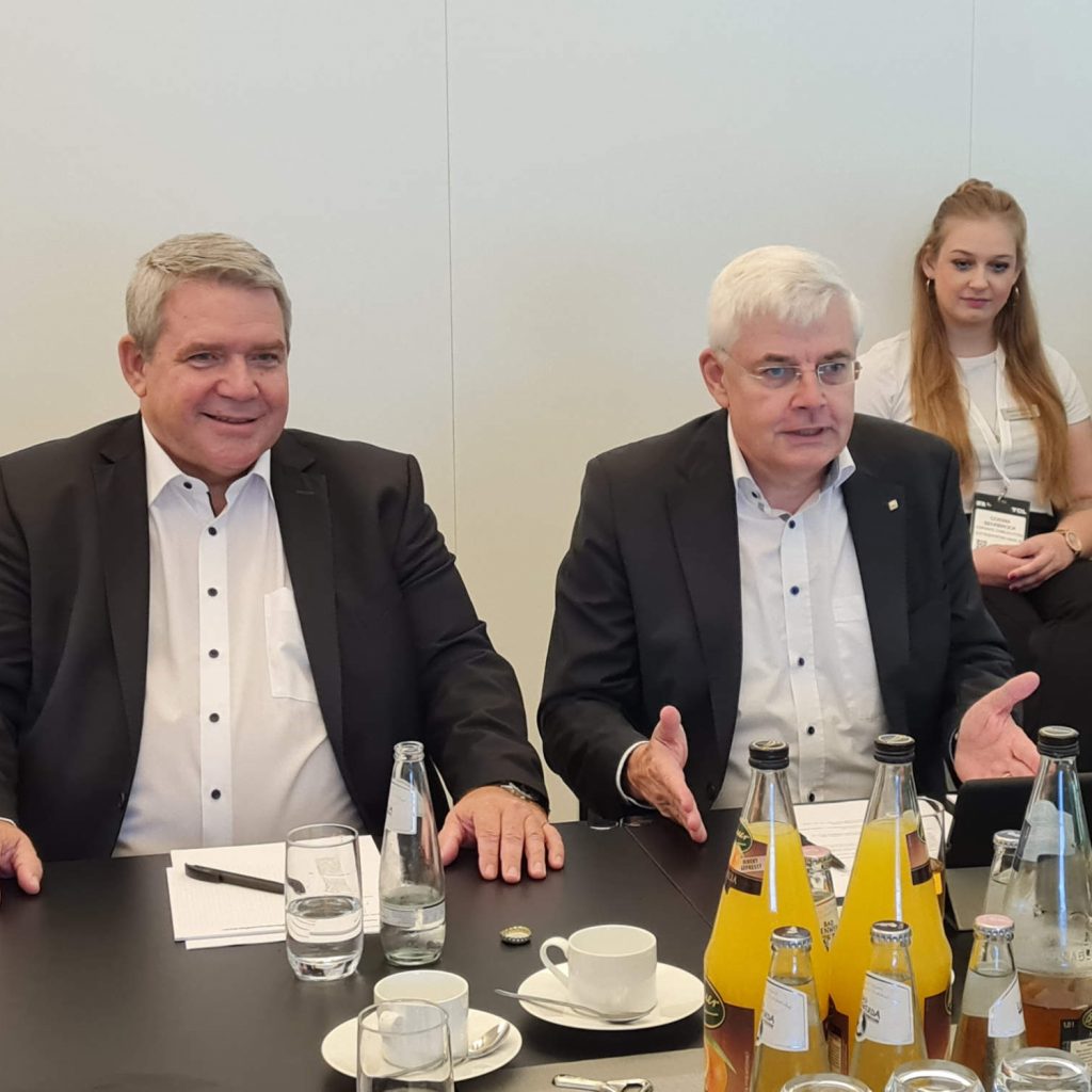 Pressekonferenz im Berliner Palais Sommergarten mit den ElectronicPartner Vorständen Friedrich Sobol (links) und Karl Trautmann. Foto: M. Machan