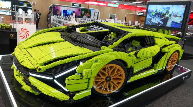 Lego zeigt einen in Originalgröße nachgebauten Lamborghini.