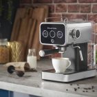 Russell Hobbs Espressomaschine Distinctions mit Dampfdüse.