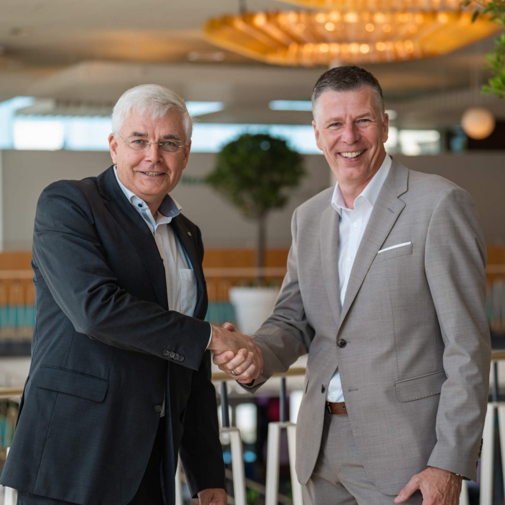 Machen künftig gemeinsame Sache in Sachen Warenverfügbarkeit und Reparatur: ElectronicPartner Vorstand Karl Trautmann (l.) und Telering Geschäftsführer Udo Knauf. Foto: ElectronicPartner