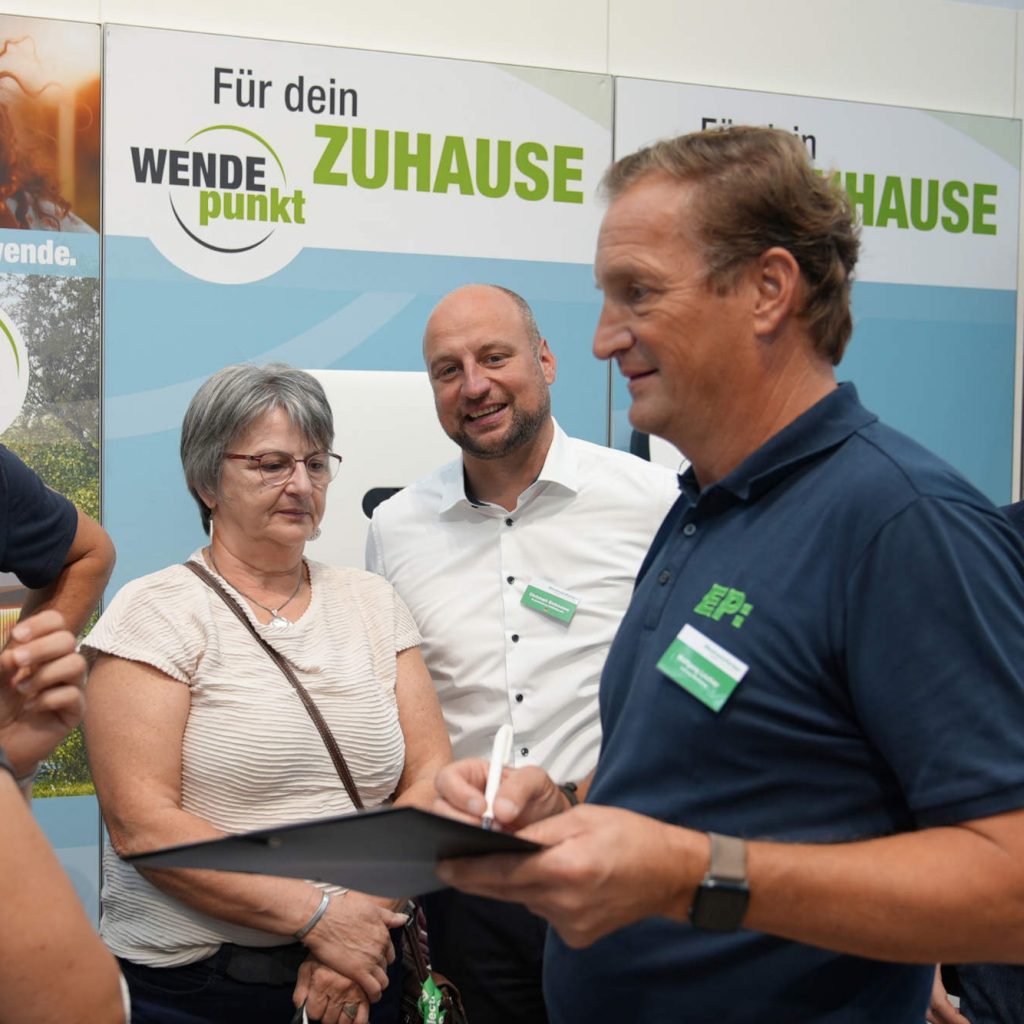 Wolfgang Leutner, Leitung Marketing ElectronicPartner Austria (2.v.r.) und Christoph Eickmanns, Projektleiter WENDEpunkt (Mitte) im Gespräch mit Fachhandelsmitgliedern aus Österreich.