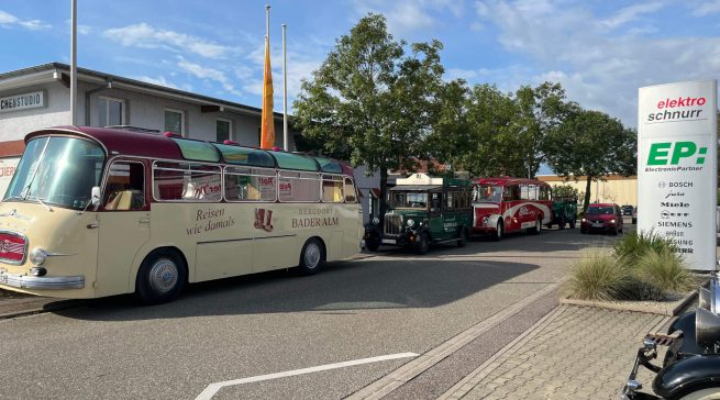 Passend zur Gründung in den 1920ern fuhr das Team von EP:Elektro Schnurr mit einem Oldtimer durch Oberkirch.