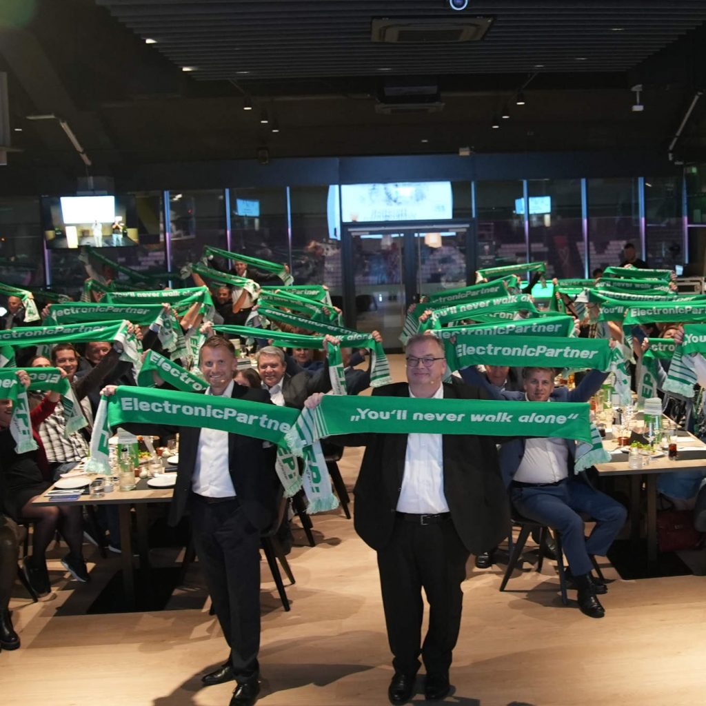 Unter dem Motto „You’ll never walk alone“ fand die große ElectronicPartner Abendveranstaltung im LASK-Stadion statt.