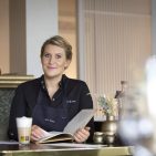 Ein Highlight der Jubiläums-Ausgabe: Chefredakteur Matthias M. Machan traf Sterne-Köchin Julia Komp für eine gemeinsame Kaffeepause in Köln. Foto: Melanie Bauer Photodesign