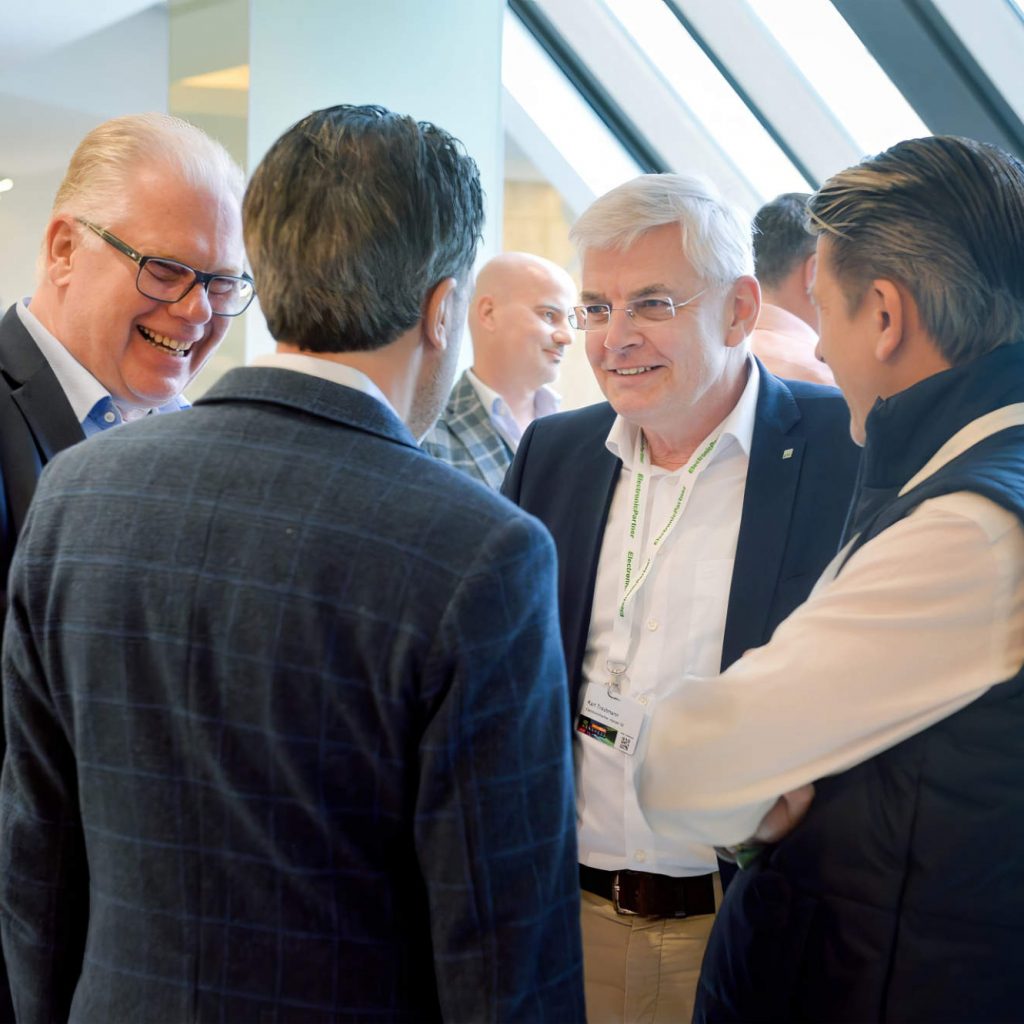 Jahreskongress 2024: Jochen Cramer, Leiter Einkauf (links), und Vorstand Karl Trautmann (rechts) im Gespräch mit Kongressgästen.