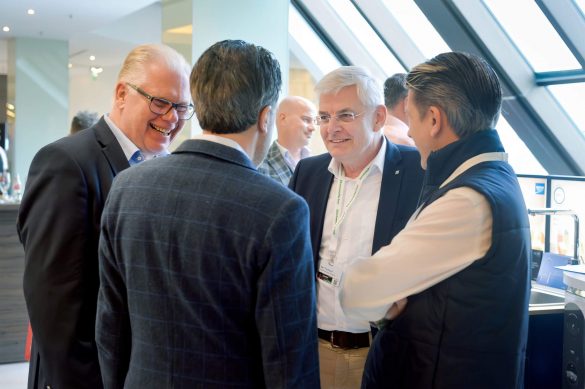 Jahreskongress 2024: Jochen Cramer, Leiter Einkauf (links), und Vorstand Karl Trautmann (rechts) im Gespräch mit Kongressgästen.