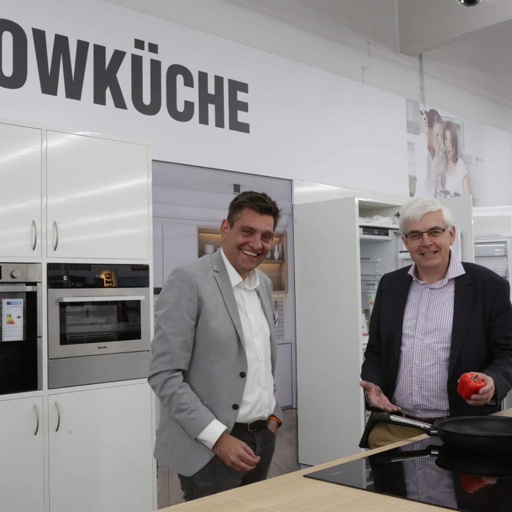 Geglückte Medimax Transformation 2022: Ralf Gassner (l.), auf unserem Foto zusammen mit ElectronicPartner-Vorstand Karl Trautmann, wechselte vom Angestelltendasein bei ElectronicPartner in die Rolle des Franchise-Nehmers bei Medimax. 