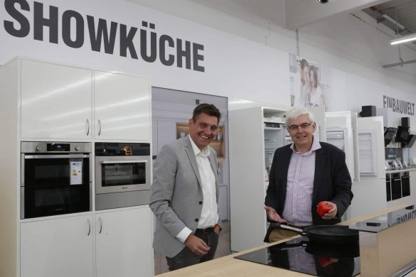 Geglückte Medimax Transformation 2022: Ralf Gassner (l.), auf unserem Foto zusammen mit ElectronicPartner-Vorstand Karl Trautmann, wechselte vom Angestelltendasein bei ElectronicPartner in die Rolle des Franchise-Nehmers bei Medimax. 