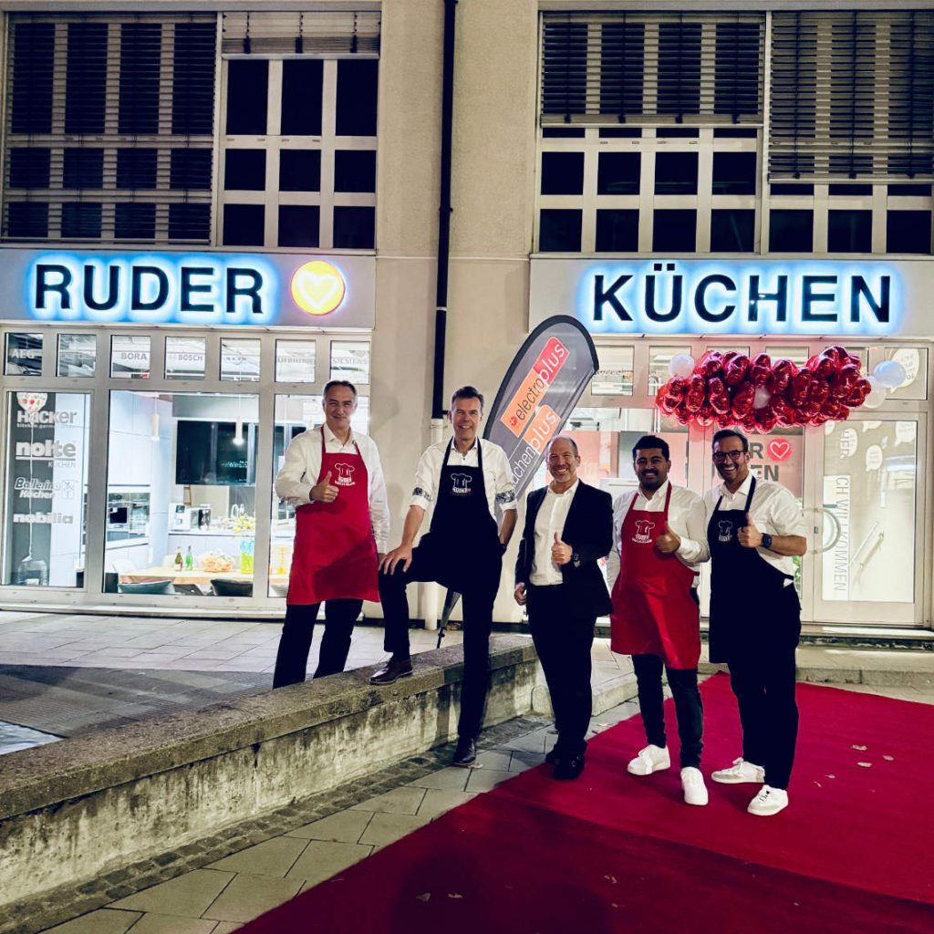 Mario Ruder und Team der EK Retail (v.l.n.r.) Christian Bichlmeier (Regional Sales Manager), Franz Schreckenberg (Team Lead CM Electro), Mario Ruder, Ali Uyar (Store Designer) und Martin Wolf (Head of Sales & Marketing Electro/Kitchen/Lighting) vor dem neuen Standort in München.