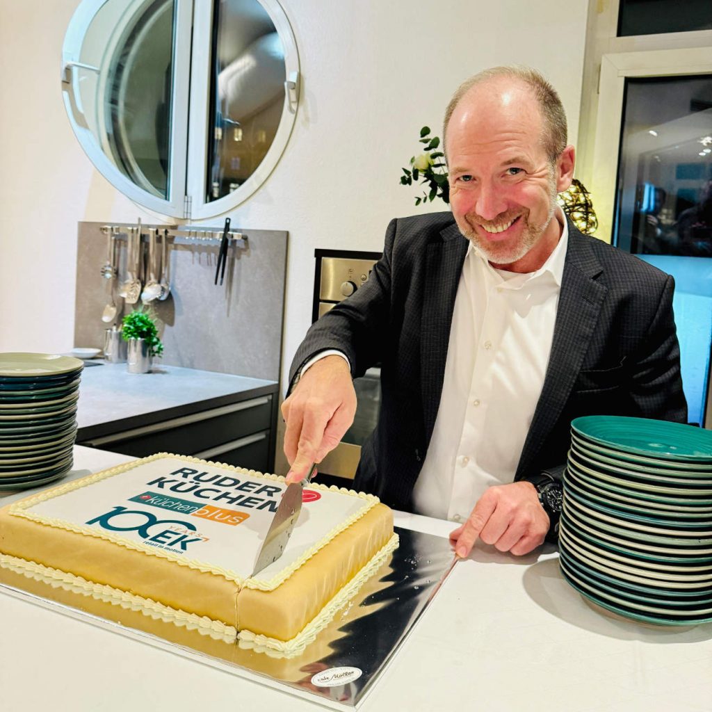 Geschäftsführer Mario Ruder beim Anschneiden der obligatorische EK Torte.