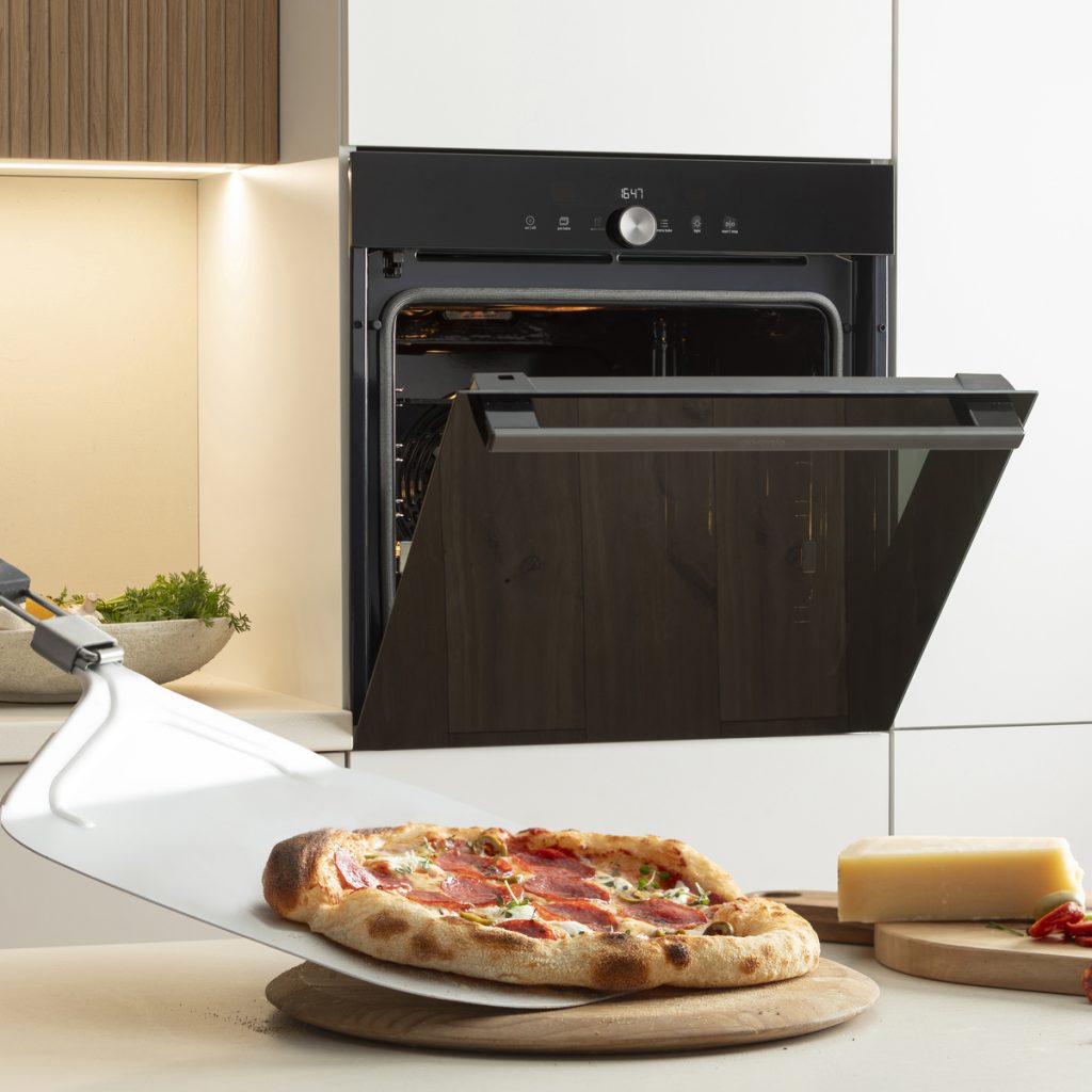 Der innovative PizzaPlus Einbaubackofen liefert die perfekte Pizza in 3,5 Minuten.