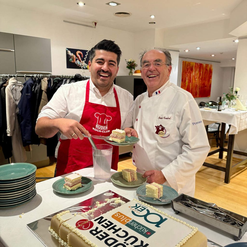 Ali Uyar (Store Designer, EK Retail) und Sternekoch Patrick Coudert von „Haralds Kochschule“ beim Verteilen der EK Torte.