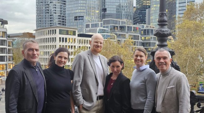 Die IFA-PR-Macherinnen und –Macher mit Dr. Sara Warneke (2.v.r.) vor der Frankfurter Skyline auf der Dachterrasse der Alten Oper.