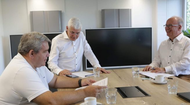 Mindestens einmal pro Jahr, wie auf unserem Foto im Sommer 2023, trifft sich infoboard.de Chefredakteur Matthias M. Machan (r.) zum Branchen-Update mit den ElectronicPartner Vorständen Friedrich Sobol (l.) und Karl Trautmann (M.) 