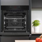 Amica Einbau-Backofen EBSX 949 800 V der Serie Noir Design.