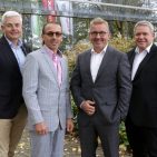 Die ElectronicPartner Vorstände Karl Trautmann (links) und Friedrich Sobol (rechts) heißen René Kochan (Mitte, rechts) und Robert Kochan (Mitte, links) herzlich willkommen in der Verbundgruppe. Foto: ElectronicPartner