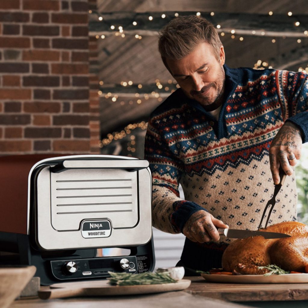 Starke Kampagne: Fußball-Ikone David Beckham schwört auf den Ninja Woodfire Outdoor-Ofen, um den Truthahn perfekt zum Fest zu braten.