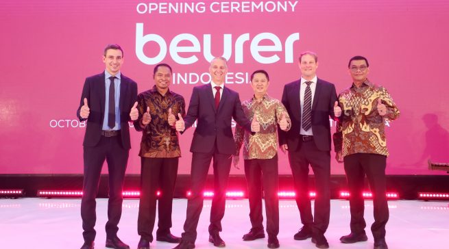 Freudige Gesichter auf der Opening Ceremony von Beurer Indonesia (von l. nach r.): Andreas Dapp, Sugeng Riyadi, Marco Bühler, Swandi Rani, Oliver Neuschl und Aria Verdin.